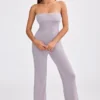 Jumpsuit aus grobem Strick mit Bandeau-Ausschnitt und ausgestelltem Bein in staubigem Lavendel Jumpsuit aus grobem Strick mit Bandeau-Ausschnitt und ausgestelltem Bein in staubigem Lavendel