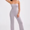 Jumpsuit aus grobem Strick mit Bandeau-Ausschnitt und ausgestelltem Bein in staubigem Lavendel Jumpsuit aus grobem Strick mit Bandeau-Ausschnitt und ausgestelltem Bein in staubigem Lavendel