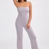 Jumpsuit aus grobem Strick mit Bandeau-Ausschnitt und ausgestelltem Bein in staubigem Lavendel Jumpsuit aus grobem Strick mit Bandeau-Ausschnitt und ausgestelltem Bein in staubigem Lavendel