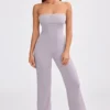 Jumpsuit aus grobem Strick mit Bandeau-Ausschnitt und ausgestelltem Bein in staubigem Lavendel Jumpsuit aus grobem Strick mit Bandeau-Ausschnitt und ausgestelltem Bein in staubigem Lavendel