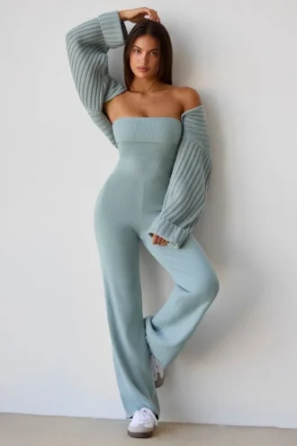 Jumpsuit aus grobem Strick mit Bandeau-Ausschnitt und ausgestellten Hosenbeinen in staubigem Blaugrün
