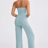 Jumpsuit aus grobem Strick mit Bandeau-Ausschnitt und ausgestellten Hosenbeinen in staubigem Blaugrün Jumpsuit aus grobem Strick mit Bandeau-Ausschnitt und ausgestellten Hosenbeinen in staubigem Blaugrün