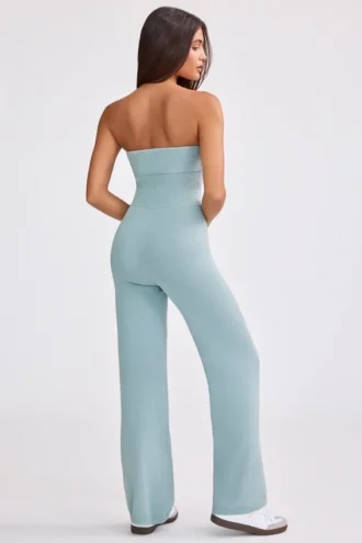 Jumpsuit aus grobem Strick mit Bandeau-Ausschnitt und ausgestellten Hosenbeinen in staubigem Blaugrün