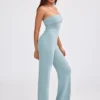 Jumpsuit aus grobem Strick mit Bandeau-Ausschnitt und ausgestellten Hosenbeinen in staubigem Blaugrün Jumpsuit aus grobem Strick mit Bandeau-Ausschnitt und ausgestellten Hosenbeinen in staubigem Blaugrün