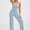 Jumpsuit aus grobem Strick mit Bandeau-Ausschnitt und ausgestellten Hosenbeinen in staubigem Blaugrün Jumpsuit aus grobem Strick mit Bandeau-Ausschnitt und ausgestellten Hosenbeinen in staubigem Blaugrün
