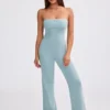 Jumpsuit aus grobem Strick mit Bandeau-Ausschnitt und ausgestellten Hosenbeinen in staubigem Blaugrün Jumpsuit aus grobem Strick mit Bandeau-Ausschnitt und ausgestellten Hosenbeinen in staubigem Blaugrün