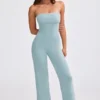 Jumpsuit aus grobem Strick mit Bandeau-Ausschnitt und ausgestellten Hosenbeinen in staubigem Blaugrün Jumpsuit aus grobem Strick mit Bandeau-Ausschnitt und ausgestellten Hosenbeinen in staubigem Blaugrün