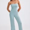 Jumpsuit aus grobem Strick mit Bandeau-Ausschnitt und ausgestellten Hosenbeinen in staubigem Blaugrün Jumpsuit aus grobem Strick mit Bandeau-Ausschnitt und ausgestellten Hosenbeinen in staubigem Blaugrün