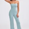 Jumpsuit aus grobem Strick mit Bandeau-Ausschnitt und ausgestellten Hosenbeinen in staubigem Blaugrün Jumpsuit aus grobem Strick mit Bandeau-Ausschnitt und ausgestellten Hosenbeinen in staubigem Blaugrün