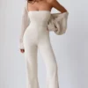 Jumpsuit aus grobem Strick mit Bandeau-Ausschnitt und Kick-Flare-Hose in Creme Jumpsuit aus grobem Strick mit Bandeau-Ausschnitt und Kick-Flare-Hose in Creme