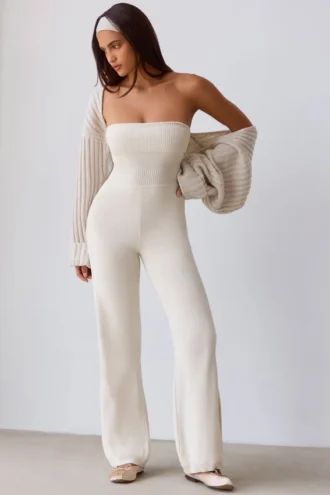 Jumpsuit aus grobem Strick mit Bandeau-Ausschnitt und Kick-Flare-Hose in Creme
