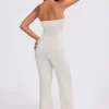 Jumpsuit aus grobem Strick mit Bandeau-Ausschnitt und Kick-Flare-Hose in Creme Jumpsuit aus grobem Strick mit Bandeau-Ausschnitt und Kick-Flare-Hose in Creme