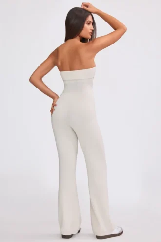 Jumpsuit aus grobem Strick mit Bandeau-Ausschnitt und Kick-Flare-Hose in Creme