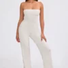 Jumpsuit aus grobem Strick mit Bandeau-Ausschnitt und Kick-Flare-Hose in Creme Jumpsuit aus grobem Strick mit Bandeau-Ausschnitt und Kick-Flare-Hose in Creme