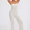 Jumpsuit aus grobem Strick mit Bandeau-Ausschnitt und Kick-Flare-Hose in Creme Jumpsuit aus grobem Strick mit Bandeau-Ausschnitt und Kick-Flare-Hose in Creme