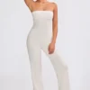 Jumpsuit aus grobem Strick mit Bandeau-Ausschnitt und Kick-Flare-Hose in Creme Jumpsuit aus grobem Strick mit Bandeau-Ausschnitt und Kick-Flare-Hose in Creme