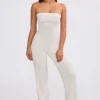 Jumpsuit aus grobem Strick mit Bandeau-Ausschnitt und Kick-Flare-Hose in Creme Jumpsuit aus grobem Strick mit Bandeau-Ausschnitt und Kick-Flare-Hose in Creme