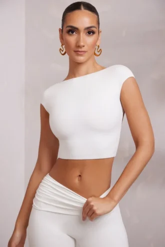 Juno Crop-Top mit Flügelärmeln und offenem Rücken in Weiß
