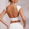 Juno Crop-Top mit Flügelärmeln und offenem Rücken in Weiß