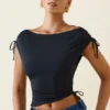 Kaede Asymmetrisches, gerafftes Crop-Oberteil mit Cowl-Rücken in Schwarz