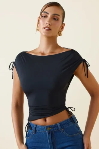 Kaede Asymmetrisches, gerafftes Crop-Oberteil mit Cowl-Rücken in Schwarz