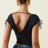 Kaede Asymmetrisches, gerafftes Crop-Oberteil mit Cowl-Rücken in Schwarz