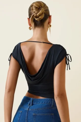 Kaede Asymmetrisches, gerafftes Crop-Oberteil mit Cowl-Rücken in Schwarz