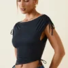 Kaede Asymmetrisches, gerafftes Crop-Oberteil mit Cowl-Rücken in Schwarz