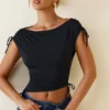 Kaede Asymmetrisches, gerafftes Crop-Oberteil mit Cowl-Rücken in Schwarz