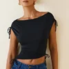 Kaede Asymmetrisches, gerafftes Crop-Oberteil mit Cowl-Rücken in Schwarz