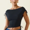 Kaede Asymmetrisches, gerafftes Crop-Oberteil mit Cowl-Rücken in Schwarz