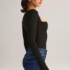 Kaia Modal-Oberteil mit quadratischem Ausschnitt und langen Ärmeln in Schwarz Kaia Modal-Oberteil mit quadratischem Ausschnitt und langen Ärmeln in Schwarz
