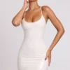 Kendall Vinyl-Minikleid mit Bindeband und U-Ausschnitt in Weiß
