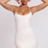Kendall Vinyl-Minikleid mit Bindeband und U-Ausschnitt in Weiß