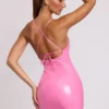 Kendall Vinyl-Minikleid mit Rückenbindung und U-Ausschnitt in Rosa Kendall Vinyl-Minikleid mit Rückenbindung und U-Ausschnitt in Rosa