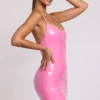 Kendall Vinyl-Minikleid mit Rückenbindung und U-Ausschnitt in Rosa Kendall Vinyl-Minikleid mit Rückenbindung und U-Ausschnitt in Rosa