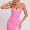 Kendall Vinyl-Minikleid mit Rückenbindung und U-Ausschnitt in Rosa Kendall Vinyl-Minikleid mit Rückenbindung und U-Ausschnitt in Rosa