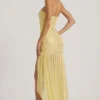 Kerra halbtransparentes, verziertes, asymmetrisches Maxikleid in Gelb