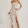 Kerra halbtransparentes, verziertes, asymmetrisches Maxikleid in Weiß