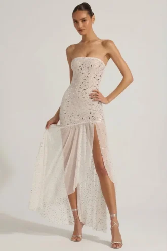 Kerra halbtransparentes, verziertes, asymmetrisches Maxikleid in Weiß