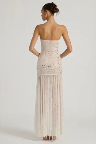 Kerra halbtransparentes, verziertes, asymmetrisches Maxikleid in Weiß