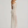 Kerra halbtransparentes, verziertes, asymmetrisches Maxikleid in Weiß