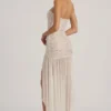 Kerra halbtransparentes, verziertes, asymmetrisches Maxikleid in Weiß