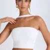 Khai Bandeau-Oberteil mit Choker-Detail in Weiß Khai Bandeau-Oberteil mit Choker-Detail in Weiß