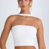 Khai Bandeau-Oberteil mit Choker-Detail in Weiß Khai Bandeau-Oberteil mit Choker-Detail in Weiß