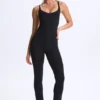 Kiki Modal Plunge Jumpsuit mit offenem Rücken und ausgestelltem Schnitt in Schwarz Kiki Modal Plunge Jumpsuit mit offenem Rücken und ausgestelltem Schnitt in Schwarz
