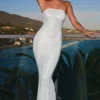 Kinsley verziertes Bandeau-Maxikleid mit Cut-outs in Weiß