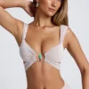 Kira Crop-Top mit Ausschnitt und Metallverzierung in Sky Grey Kira Crop-Top mit Ausschnitt und Metallverzierung in Sky Grey