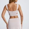 Kira Crop-Top mit Ausschnitt und Metallverzierung in Sky Grey Kira Crop-Top mit Ausschnitt und Metallverzierung in Sky Grey