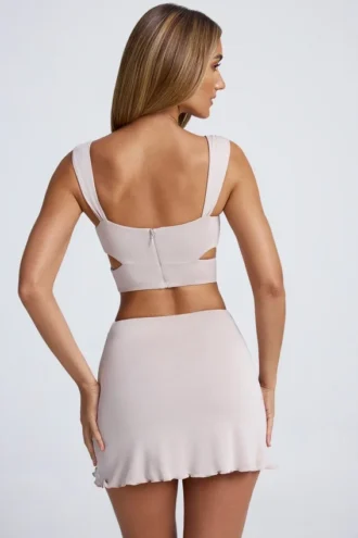 Kira Crop-Top mit Ausschnitt und Metallverzierung in Sky Grey